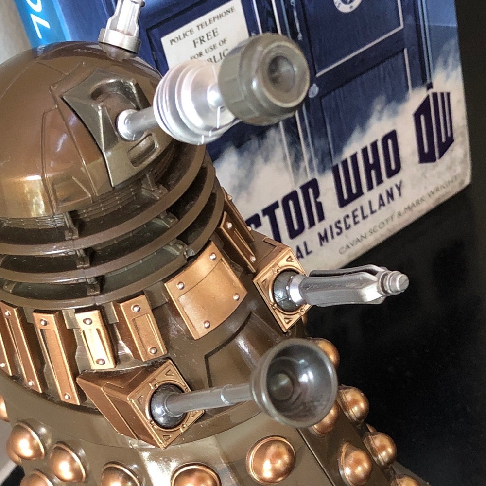 DOCTOR WHO Collector's Edition Dalek Yahtzee Game & Whoology: Dr. Who Miscellany - Picture 17 of 17